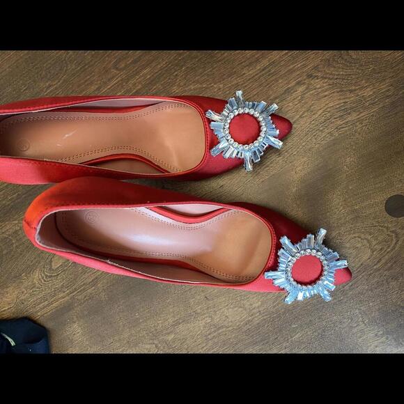 Elegant Red Satin Heels with Crystal Embellishments - Picture 3 of 7